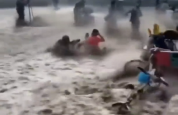 દરિયાના વહેતા વહેણ સાથે લોકો લઇ રહ્યા હતા સેલ્ફી, અચાનક જોરદાર મોજું આવ્યું અને…